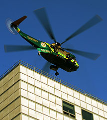 Un helicóptero se lleva el cuerpo del cantante. | Afp