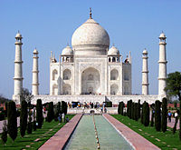 El Taj Mahal en Agra fue construido por Shah Jahan para su esposa Mumtaz Mahal. Fue declarado Patrimonio de la humanidad por la UNESCO.[146] 