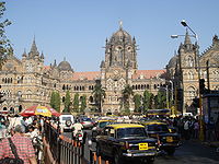 La estación Chhatrapati Shivaji, en Bombay, es un claro ejemplo de la mezcla entre la arquitectura europea e india. Fue declarada patrimonio de la humanidad en 2004.[147] 